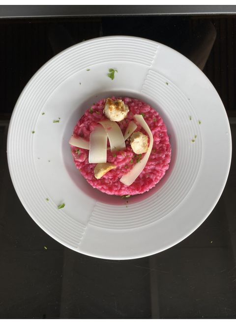 Cviklové rizoto s kúskami kuracieho mäsa a lupienkami parmezánu